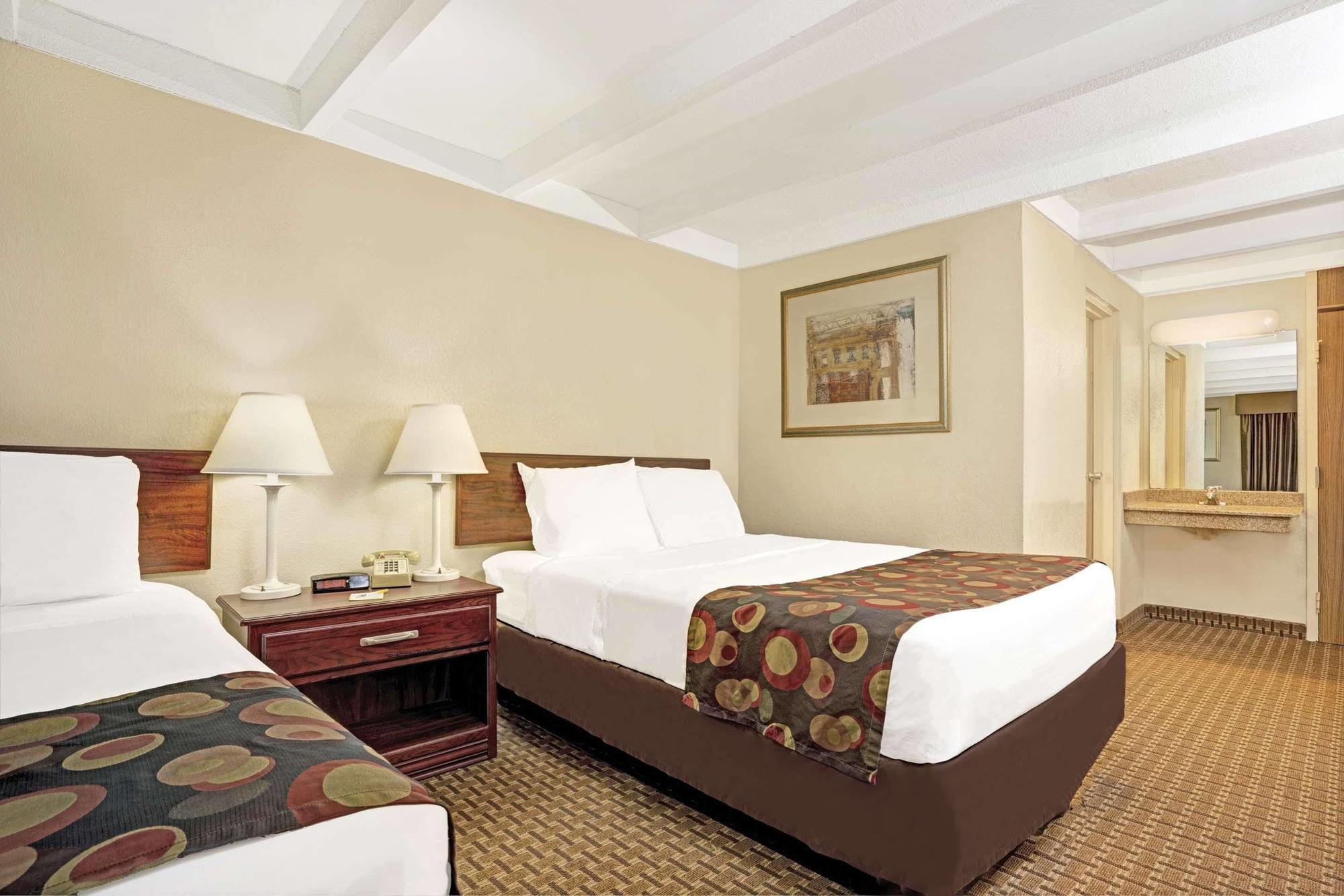 Days Inn By Wyndham Bloomington West Exterior foto
